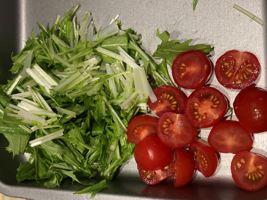 カットされた水菜とプチトマト