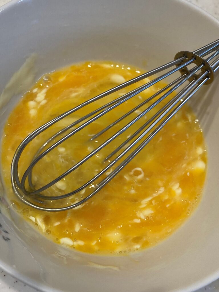 耐熱皿でマヨネーズを入れた卵を溶く