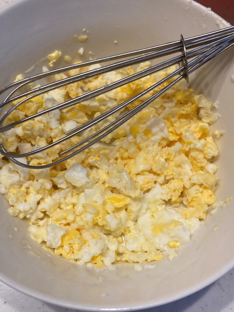 電子レンジで加熱した卵を崩して炒り卵を作る