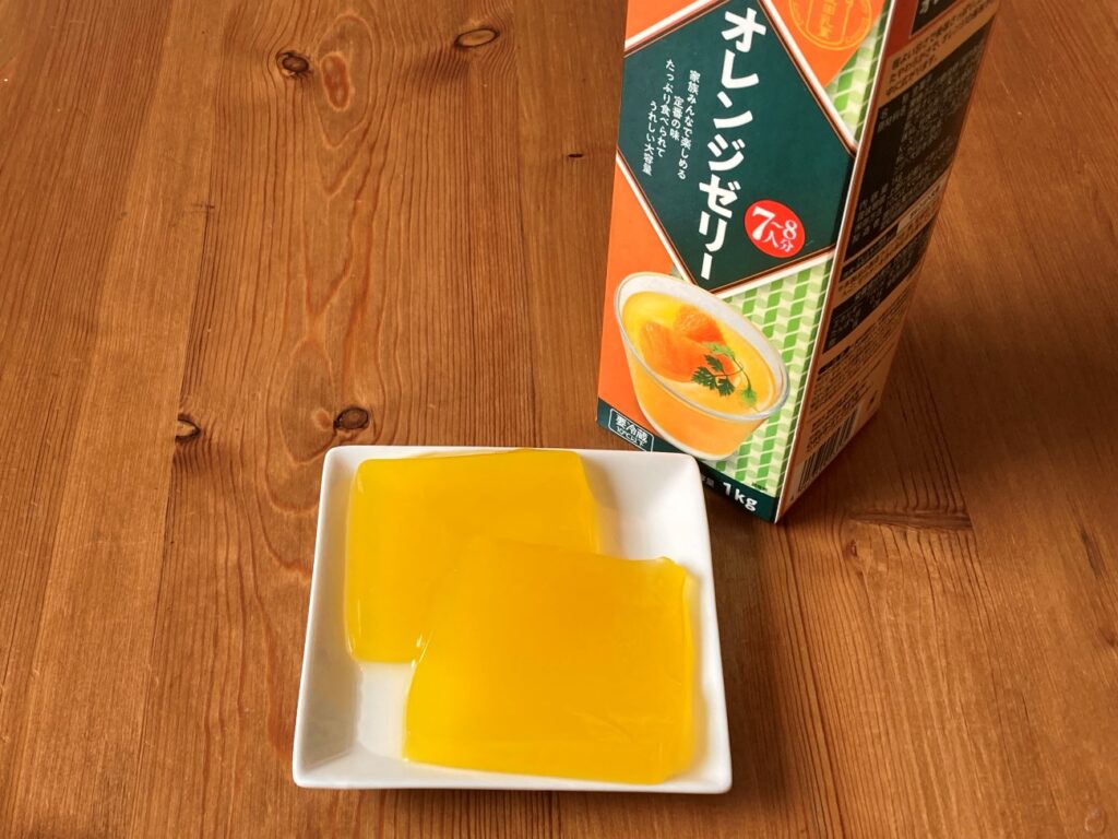 薄めにスライスして小皿に取り分けたオレンジゼリー