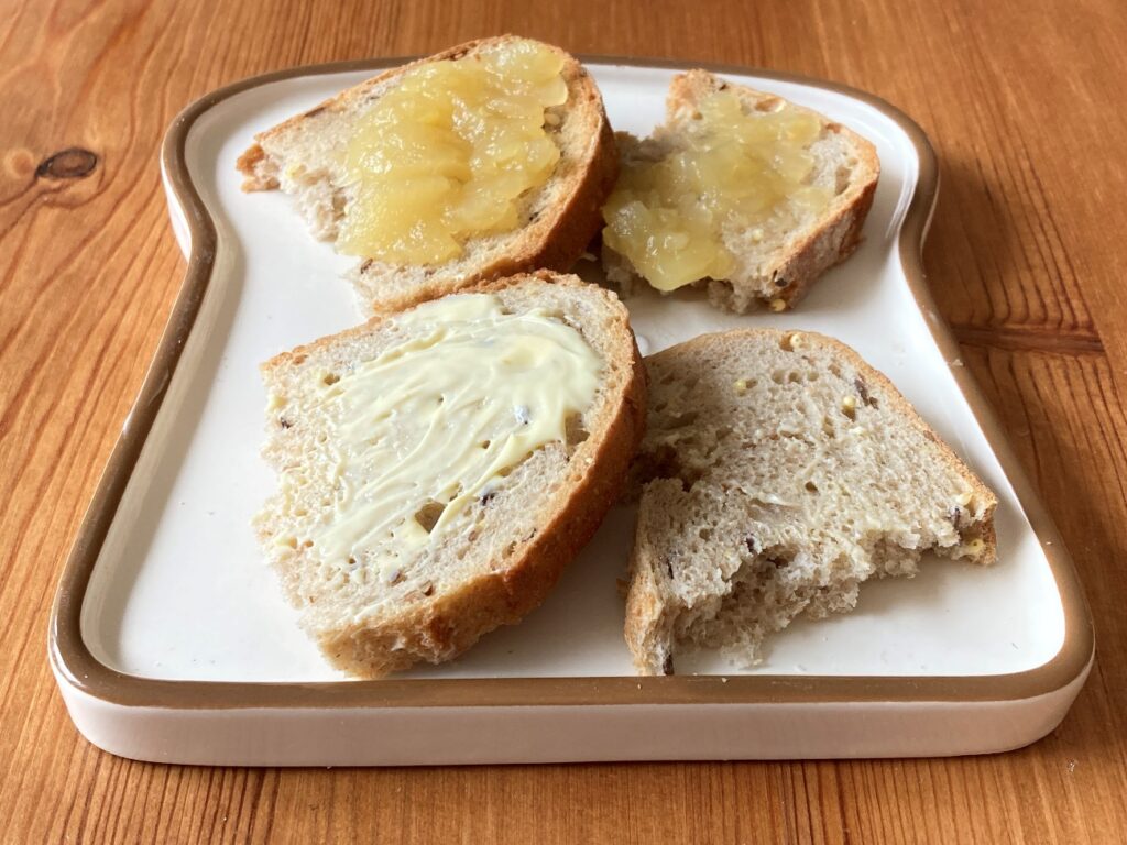 半分に割ったバターとりんごジャムを塗った業務スーパーのフランスパン