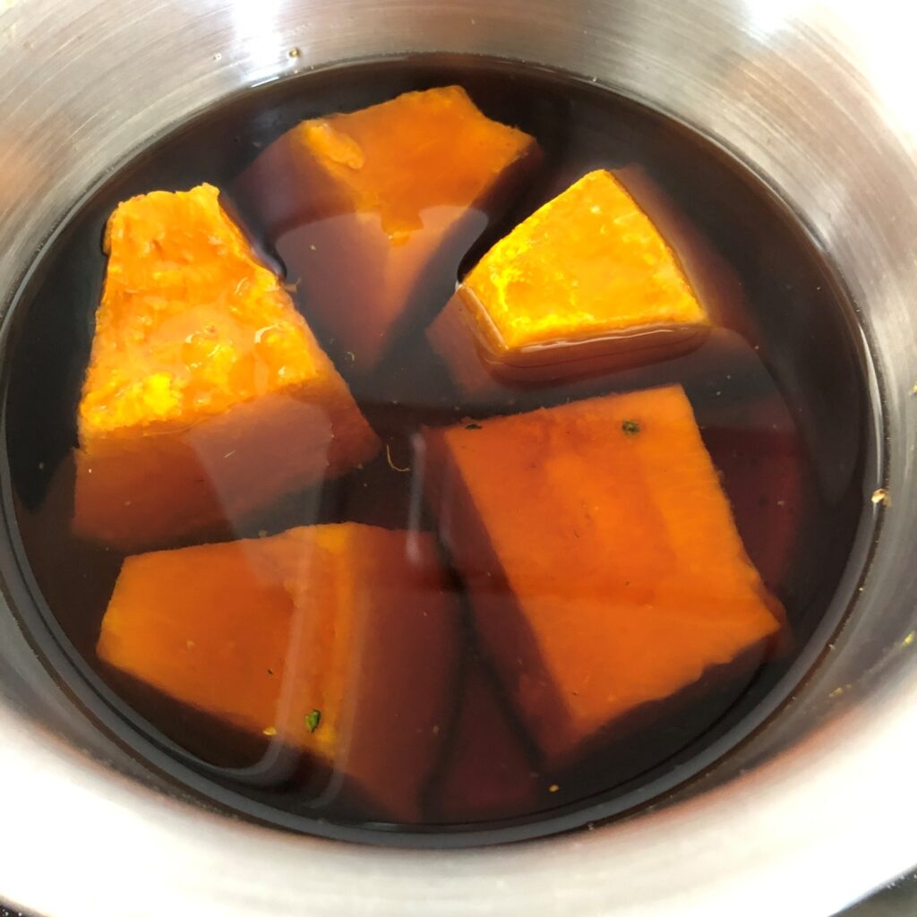 鍋に調味料とかぼちゃを入れて煮る