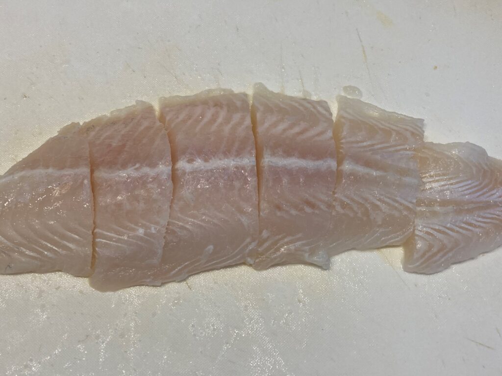解凍した白身魚のフィレを一口大6等分に切る