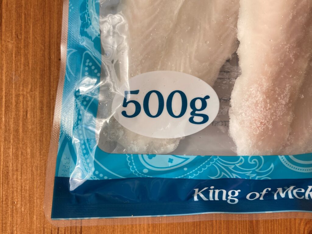 業務スーパーの白身魚のフィレのパッケージに記載されてる内容量500g表記