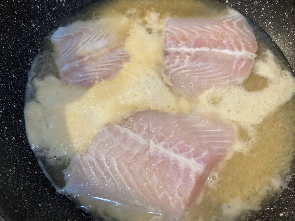 調味料を煮たたせたら白身魚を入れる