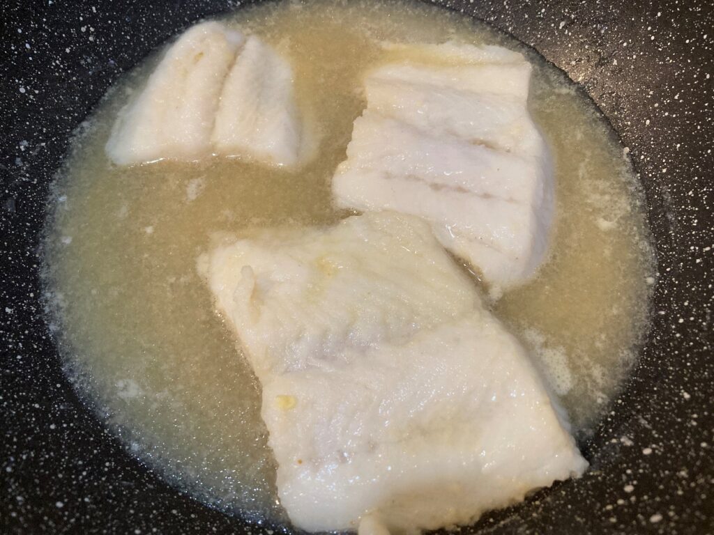 煮込まれた白身魚