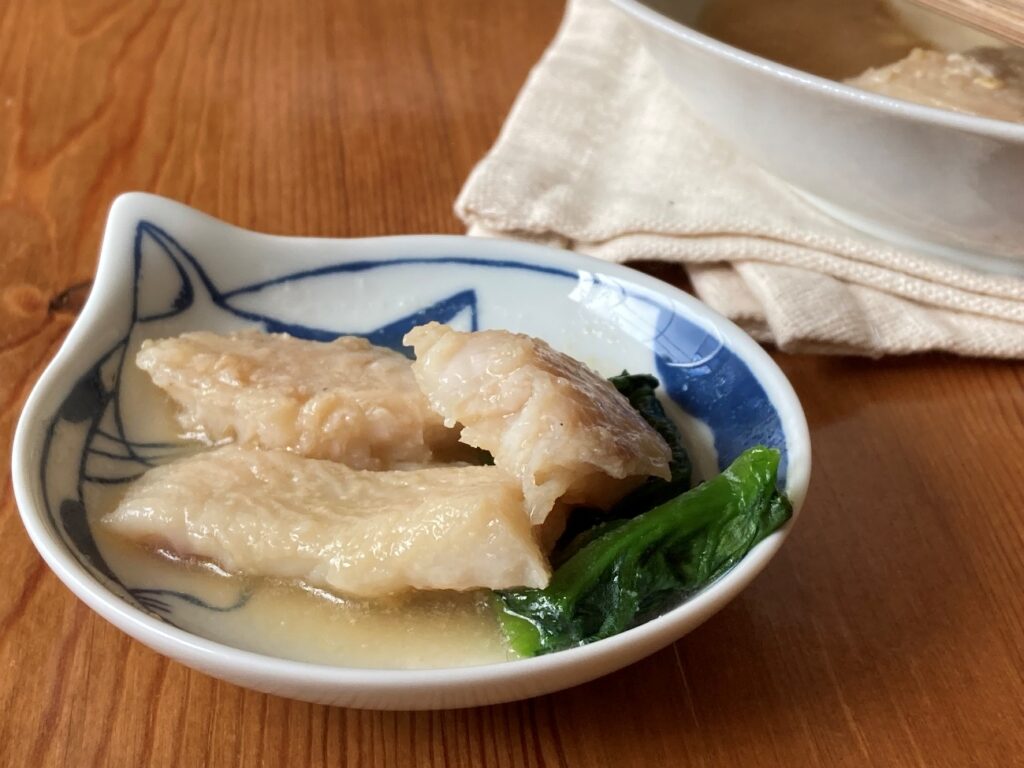 小皿に取り分けた白身魚の味噌煮