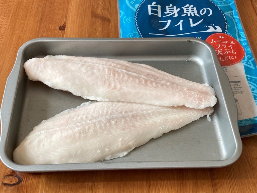 業務スーパーの白身魚のフィレを調理用バットに出した