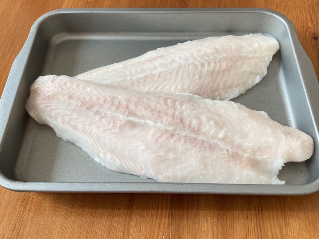 冷凍のままの白身魚のフィレ