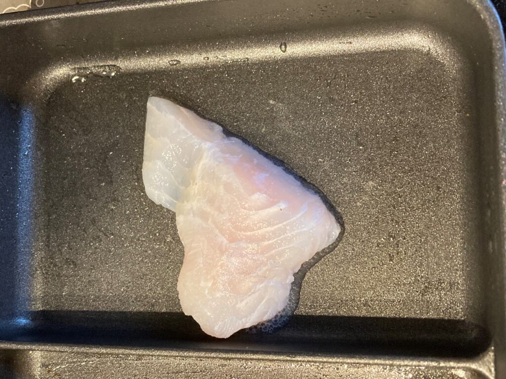 冷蔵庫で自然解凍した白身魚のフィレ