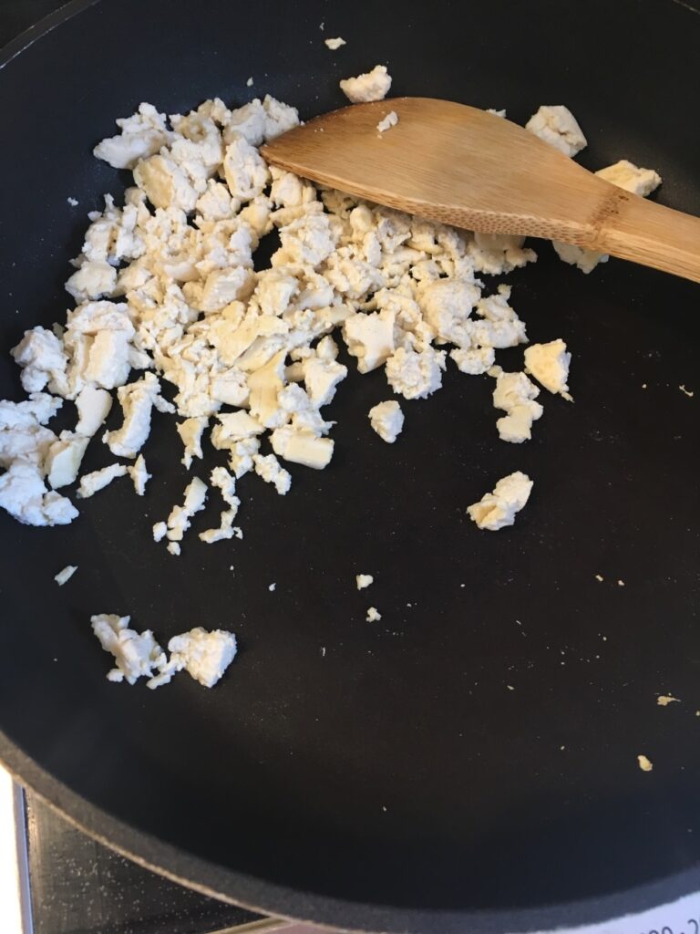 油をひいたフライパンで水切りした豆腐をパラパラと崩しながら炒める