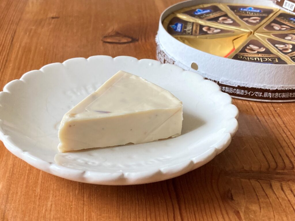 業務スーパーのクリーミーチーズポルチーニ入り1個を小皿に出してみた