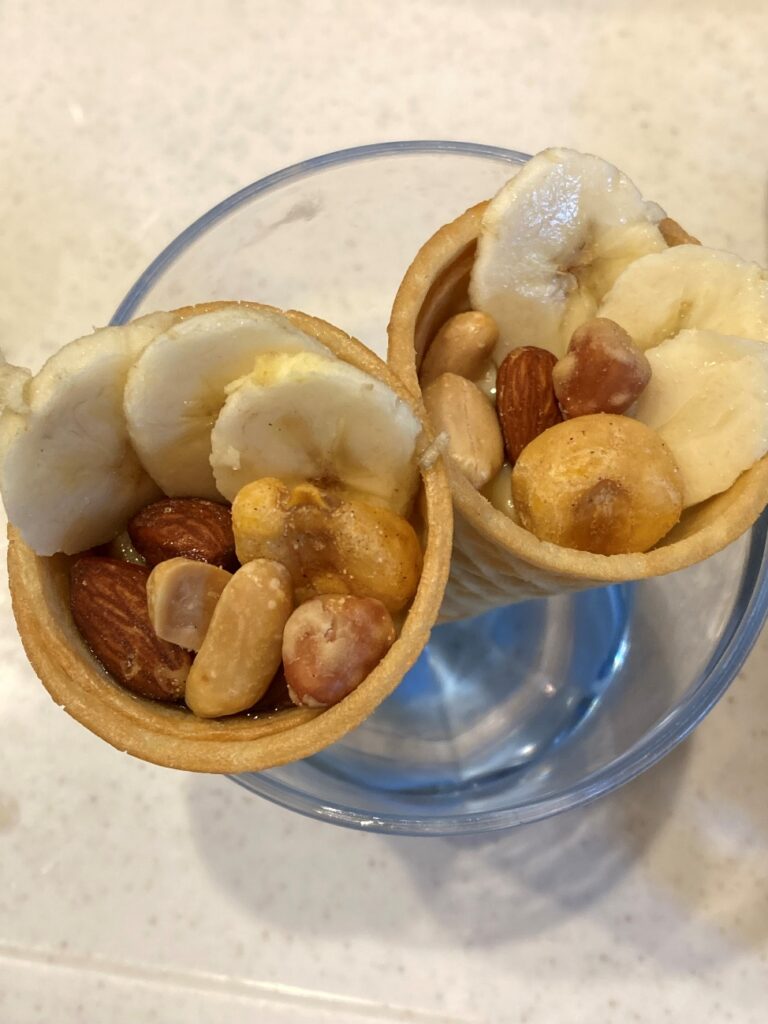バナナとミックスナッツをトッピングして完成