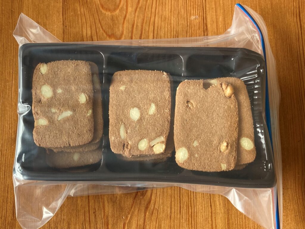 アーモンドバタークッキーはトレイごとジップロックに入れて乾燥を防いで保存するのがオススメ