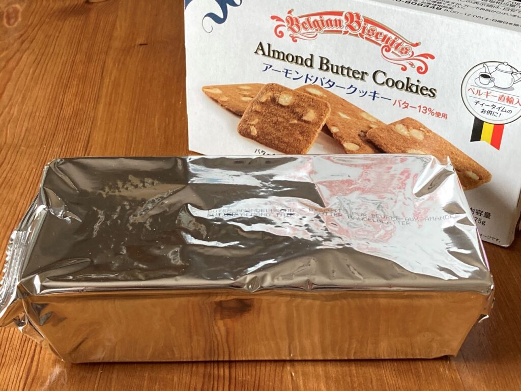 業務スーパーのアーモンドバタークッキーをパッケージ箱からだしたら銀色のパッケージに包まれてた
