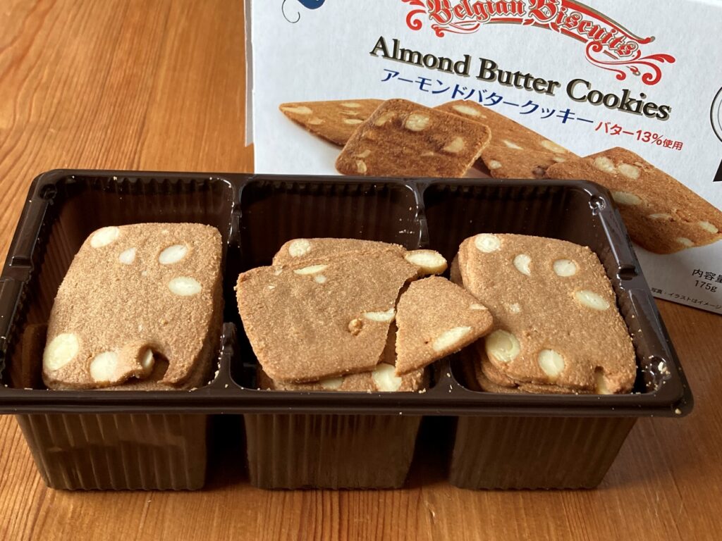 業務スーパーのアーモンドバタークッキーを銀色のパッケージから出したら3つの仕切りがあるトレイに入ってた