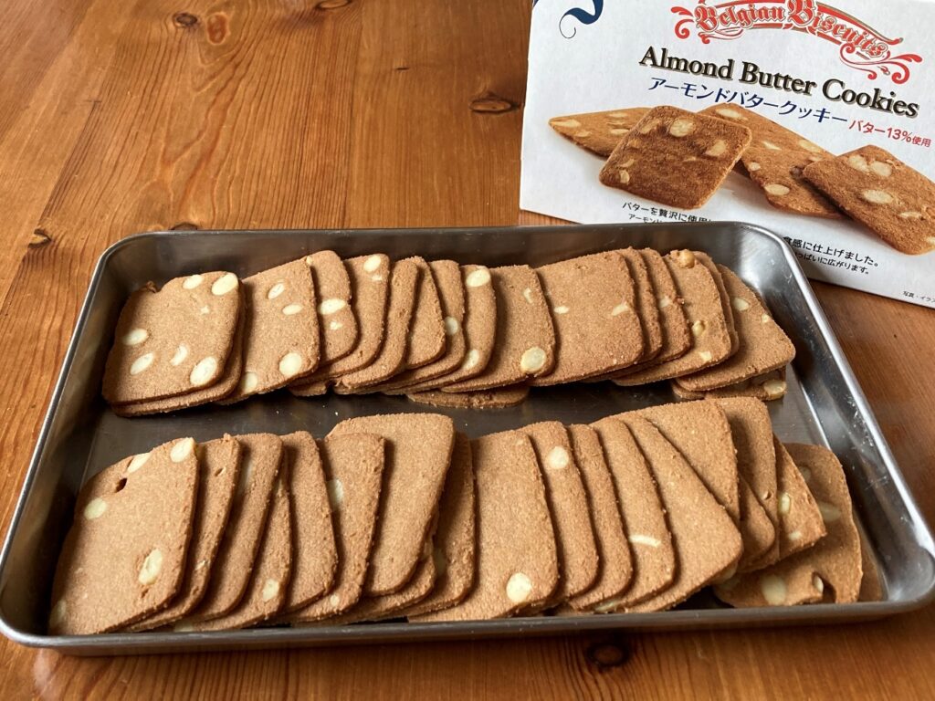 業務スーパーのアーモンドバタークッキーを調理用バットに全部出してみたら約40枚入ってた