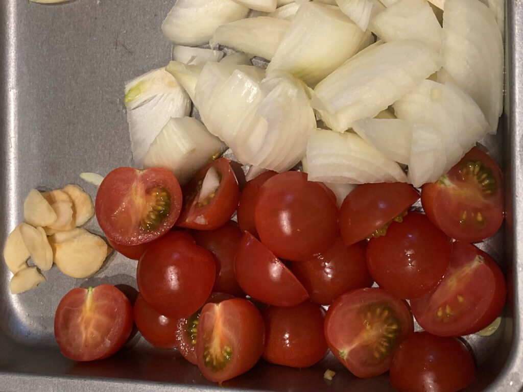 玉ねぎを薄切りにしてプチトマトを半分に切っておく