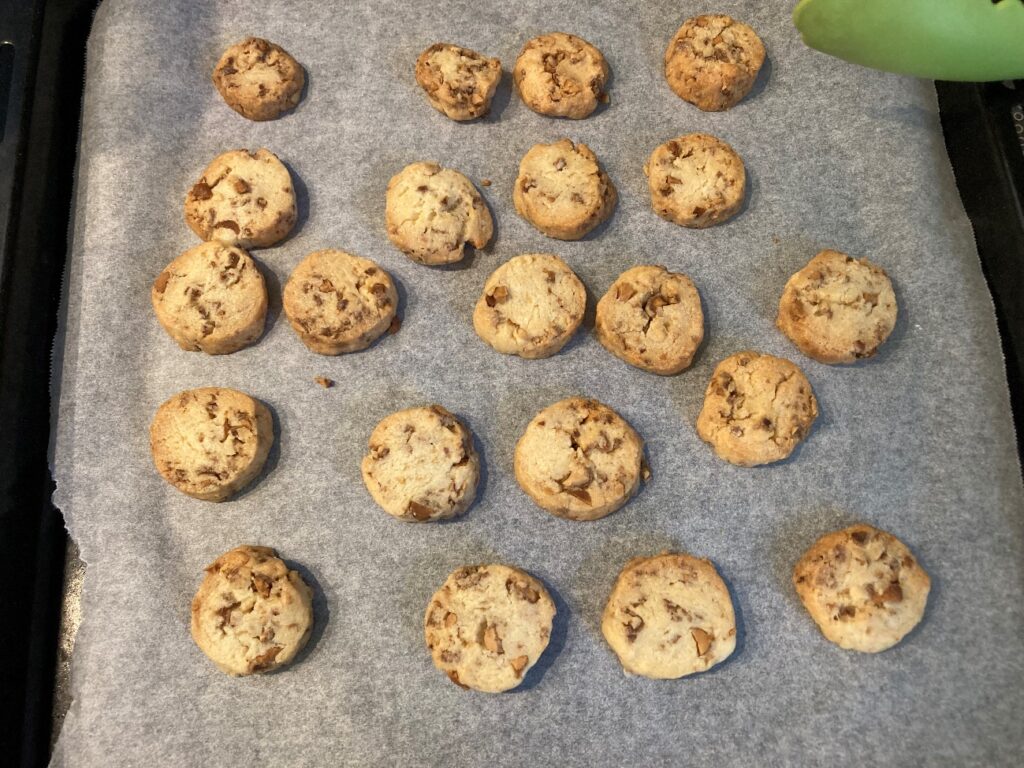 オーブンで焼き上がったココアピーナッツのクッキー