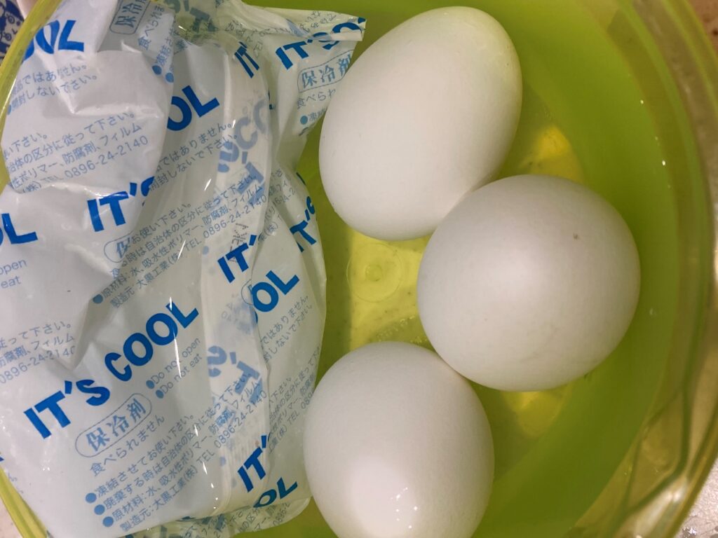 茹で上がった卵を冷やす
