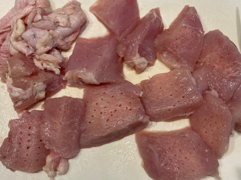 鶏胸肉を一口大に切ってフォークで穴を開ける