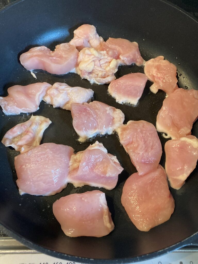 フライパンで鶏胸肉を焼く