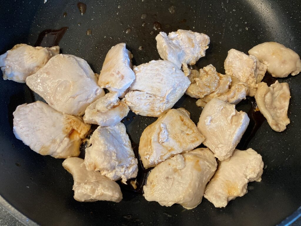 鶏肉に火が通ったら避けな油を拭き取って黒みつと醤油のタレをかける