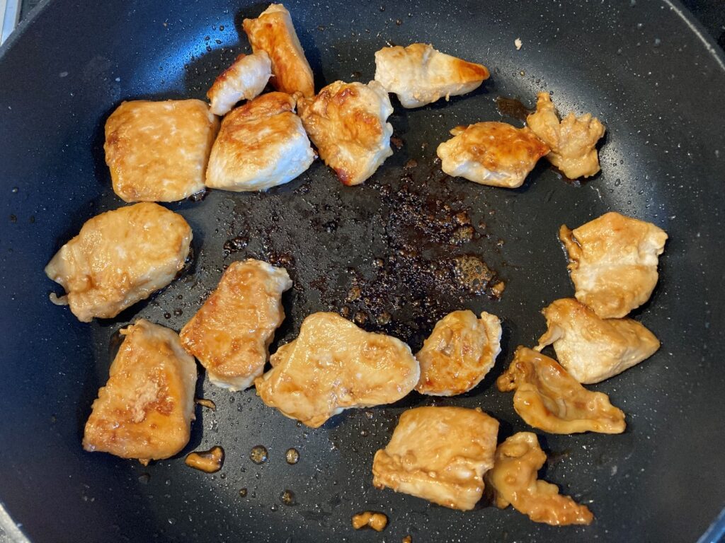黒みつ醤油タレにからまった鶏胸肉