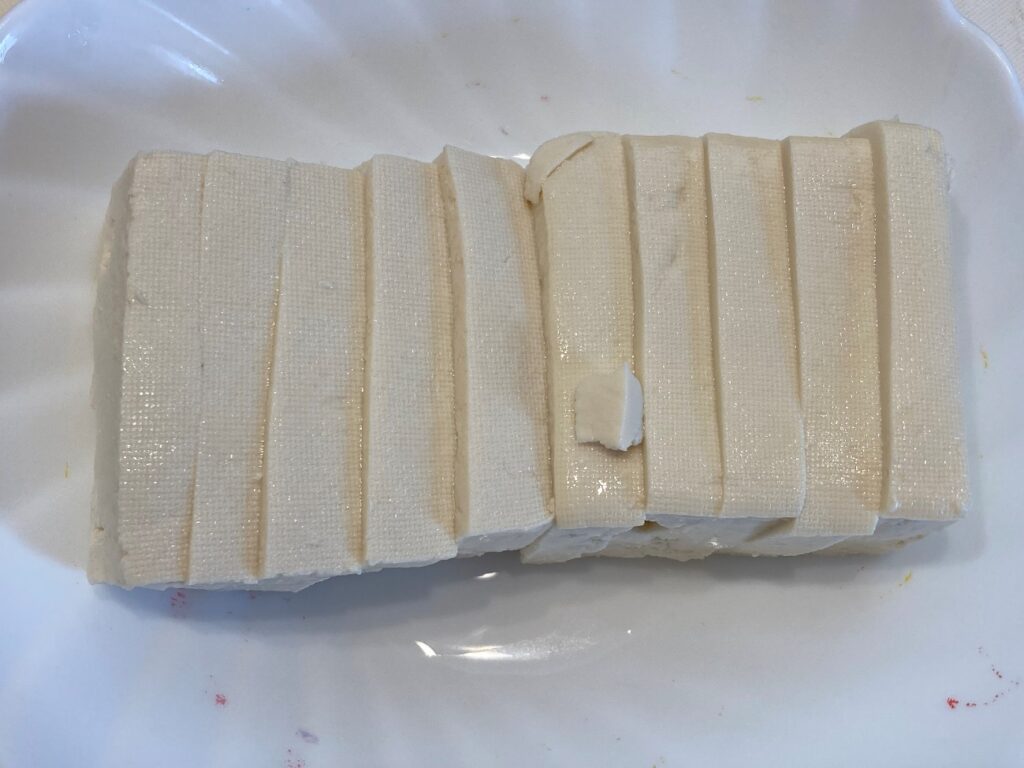 水気を切った豆腐を1cm幅に切る