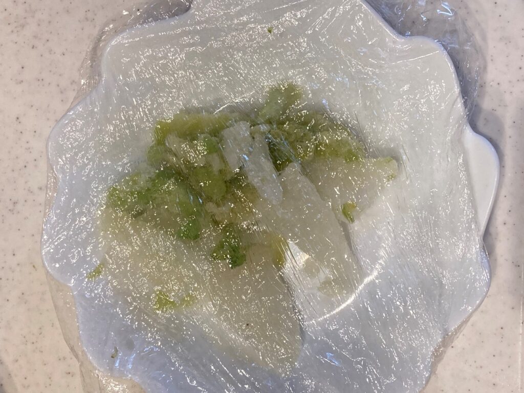 冷凍白菜にラップをかけて電子レンジで解凍・加熱してみる
