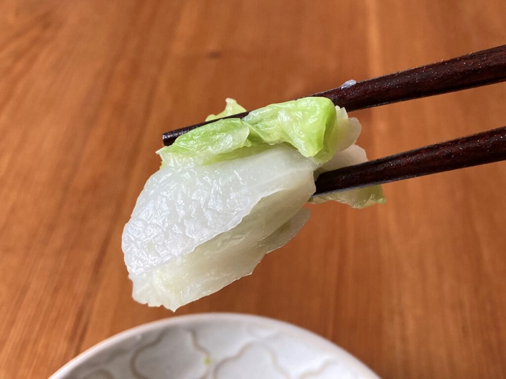 解凍されてる冷凍白菜の芯と葉の部分