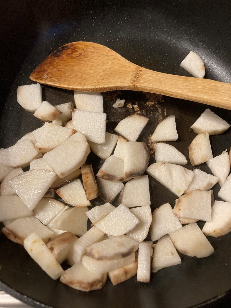 フライパンで山芋を炒める
