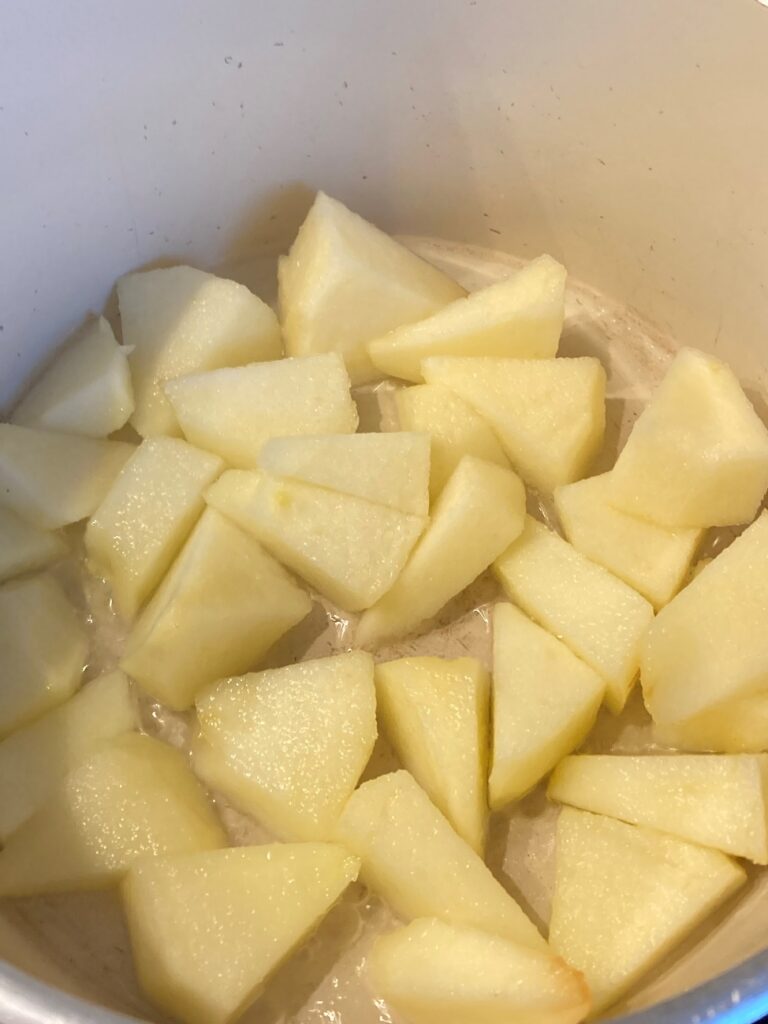 鍋でリンゴを水とレモン水で煮る