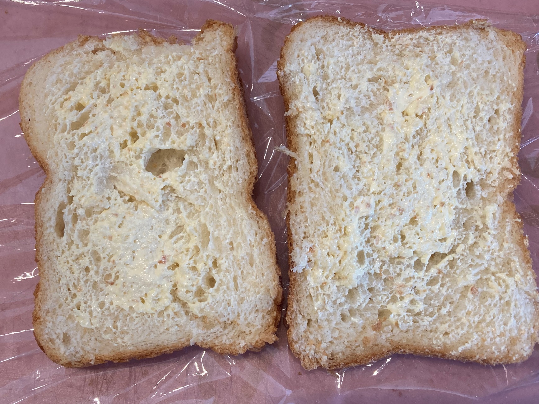 食パン2枚にバターを塗る