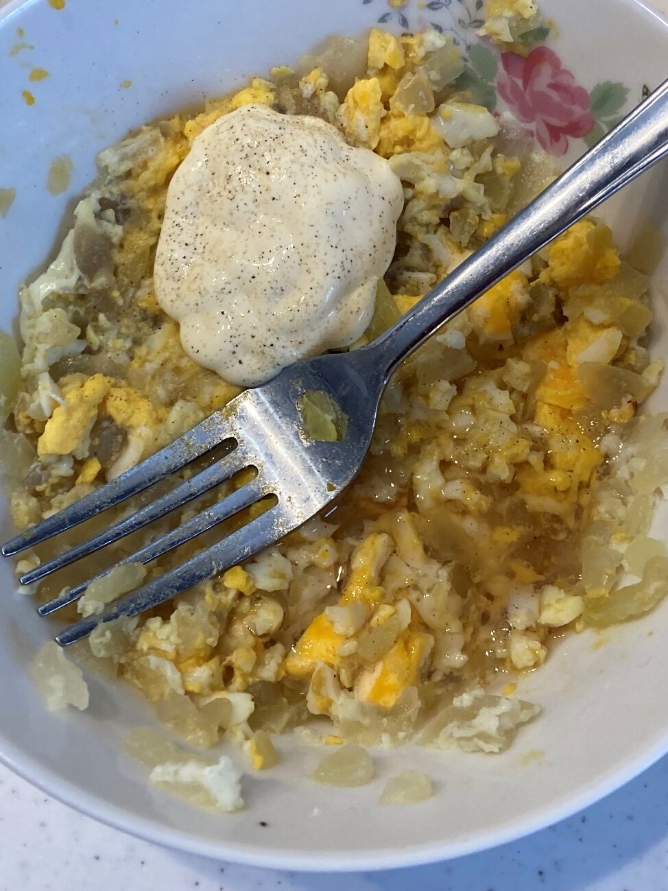 玉ねぎと卵を混ぜたところにマヨネーズ、酢、塩コショウを加える