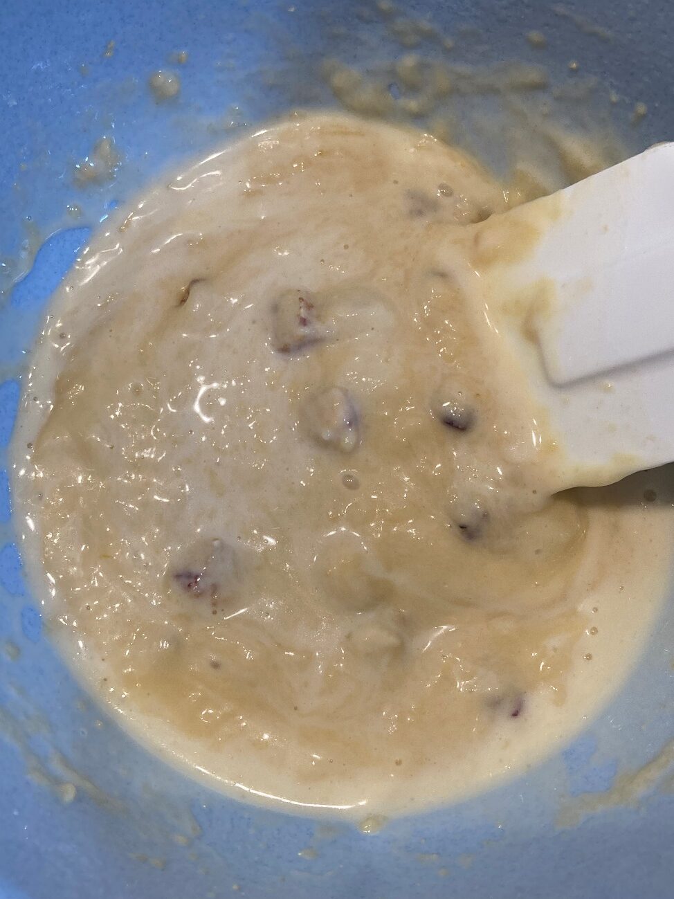 卵液と薄力粉・ベーキングパウダーを混ぜた生地に牛乳とシリアルバーを加え混ぜる