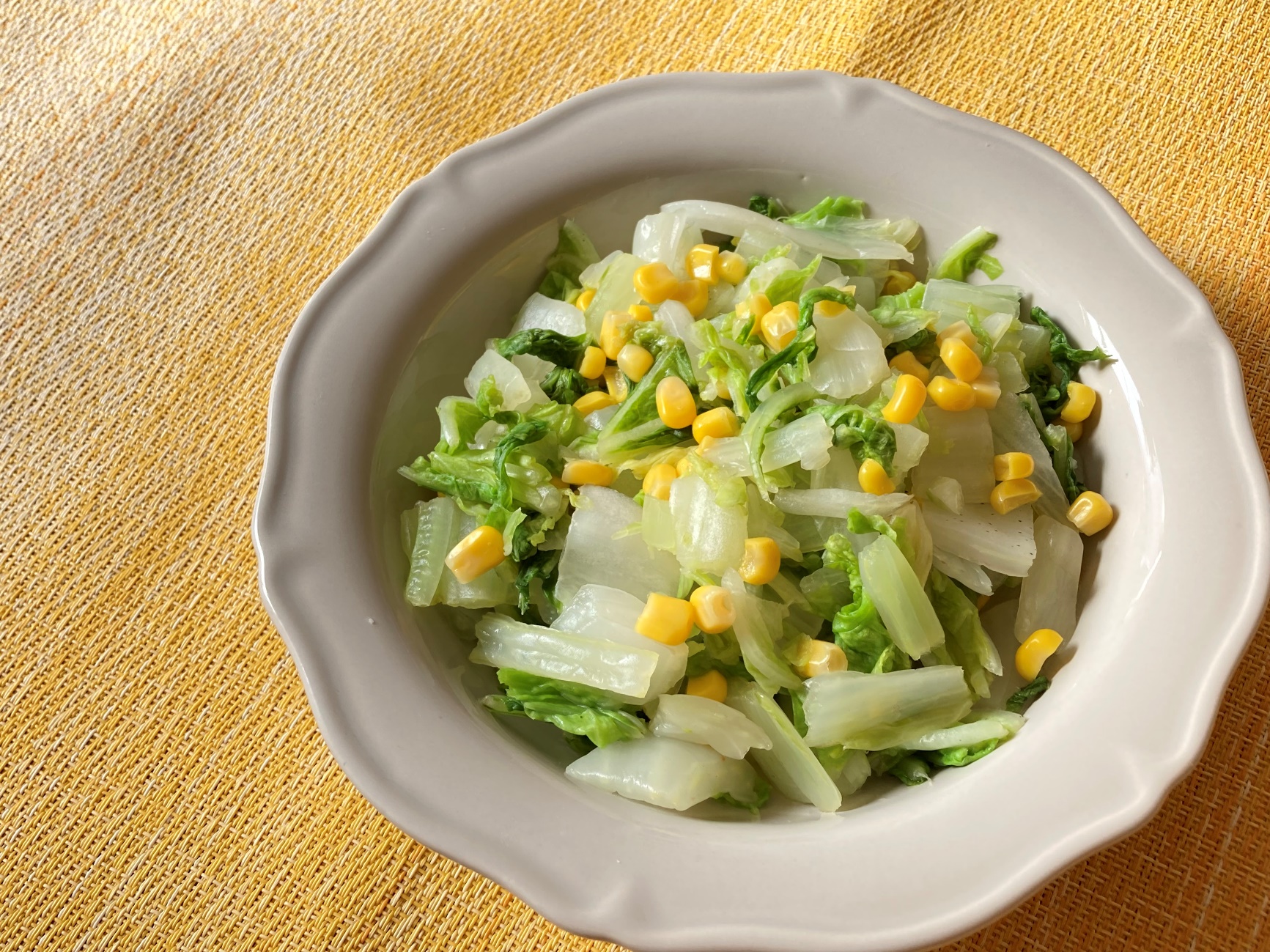 業務スーパーの台湾産シークワーサー果汁100％で作る白菜とコーンのサラダ