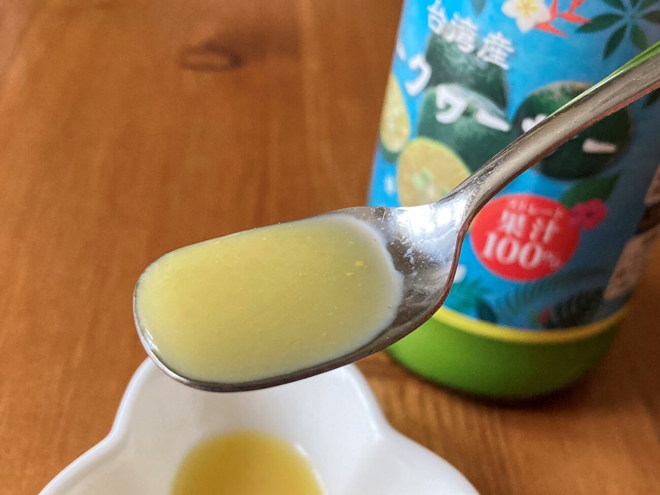 スプーンですくい上げた業務スーパーの台湾産シークワーサー果汁100％のアップ
