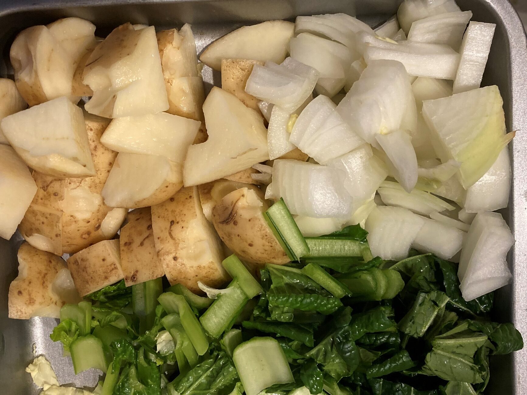 玉ねぎを薄切り、じゃがいもを食べやすい大きさ、小松菜は3センチほどに切る