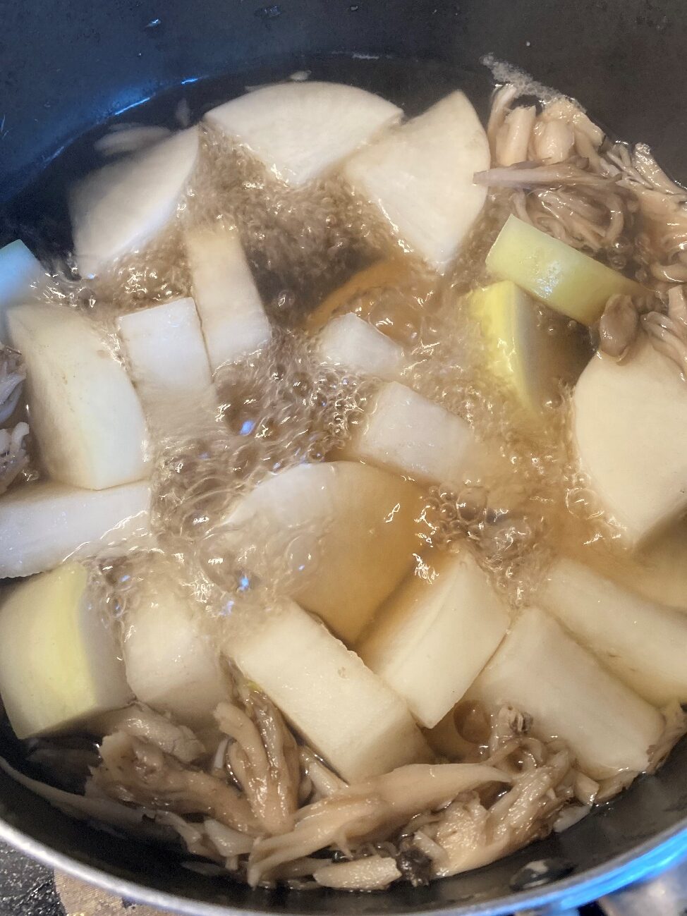 鍋に大根と舞茸、水、和風だしの素、酒、みりんを入れる
