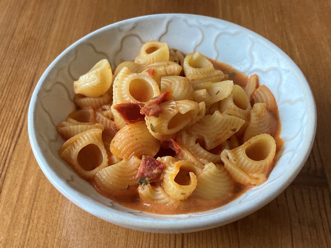 小皿に盛った茹で上がった業務スーパーのトマト&モッツァレラのマカロニ