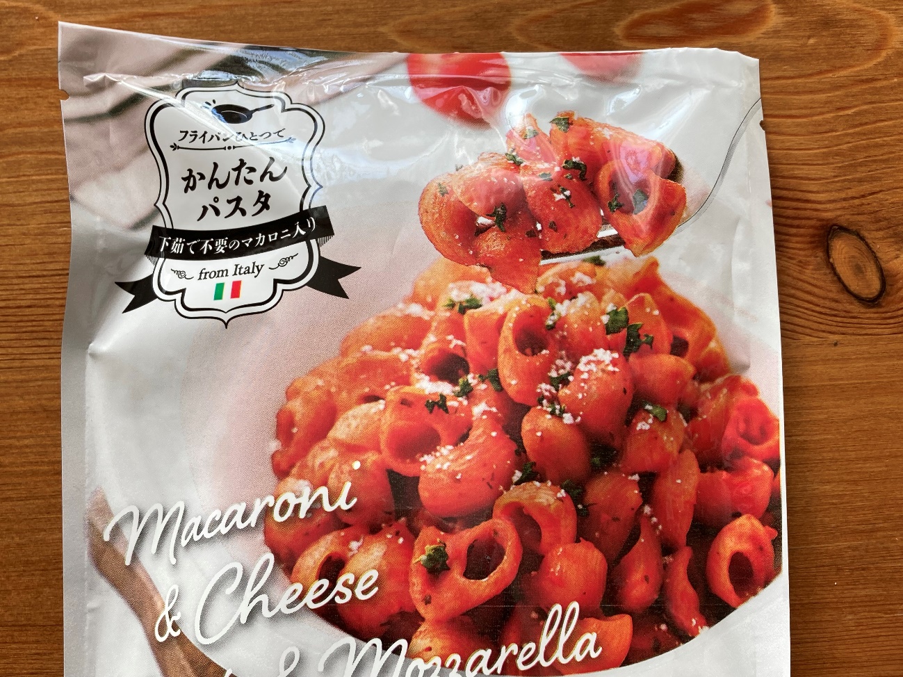 業務スーパーのトマト&モッツァレラのマカロニのパッケージにある商品イメージ写真