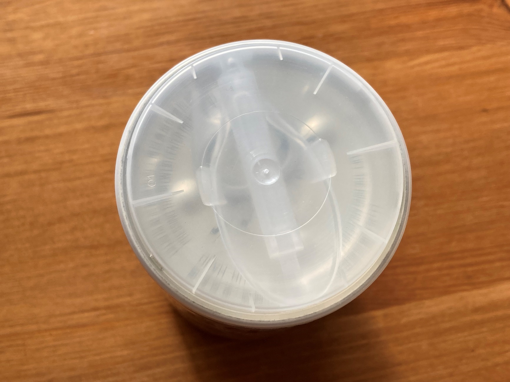 業務スーパーのピーナッツスープ缶のスプーン付きのプラスチック蓋
