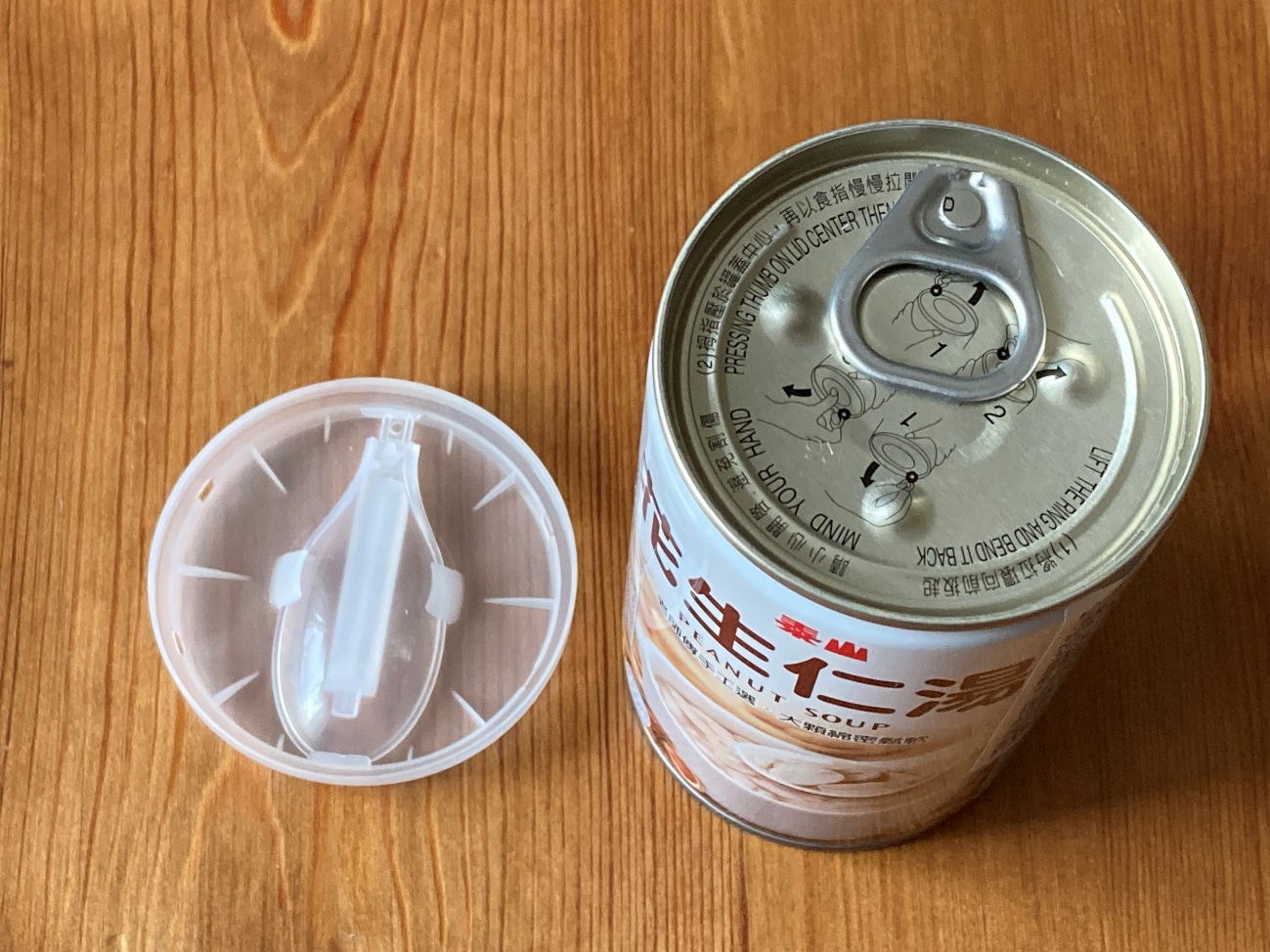 プラスチック製の上蓋を取った業務スーパーのピーナッツスープ缶