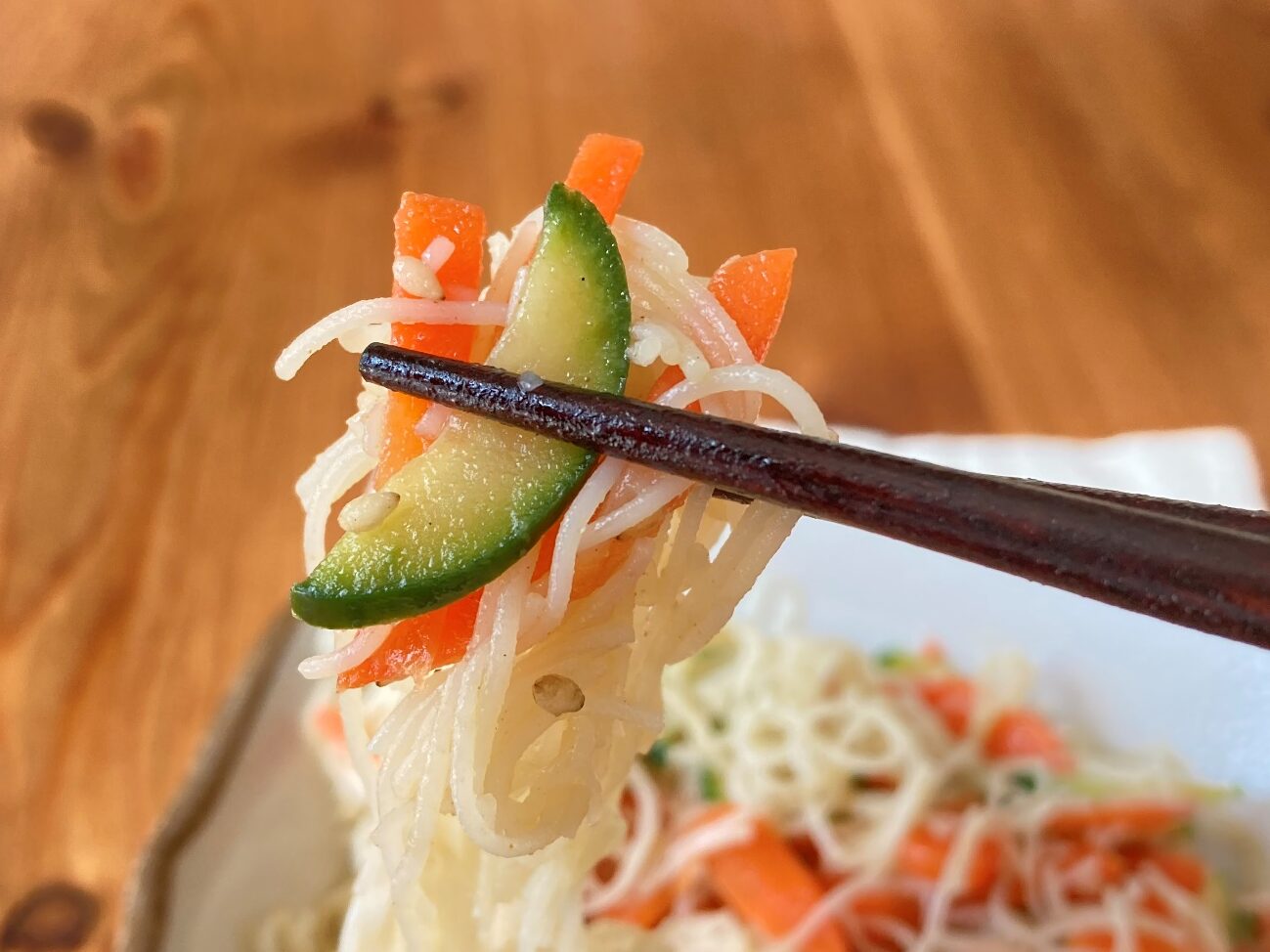 箸で持ち上げた業務スーパーのアジアンビーフンで作った和風サラダ