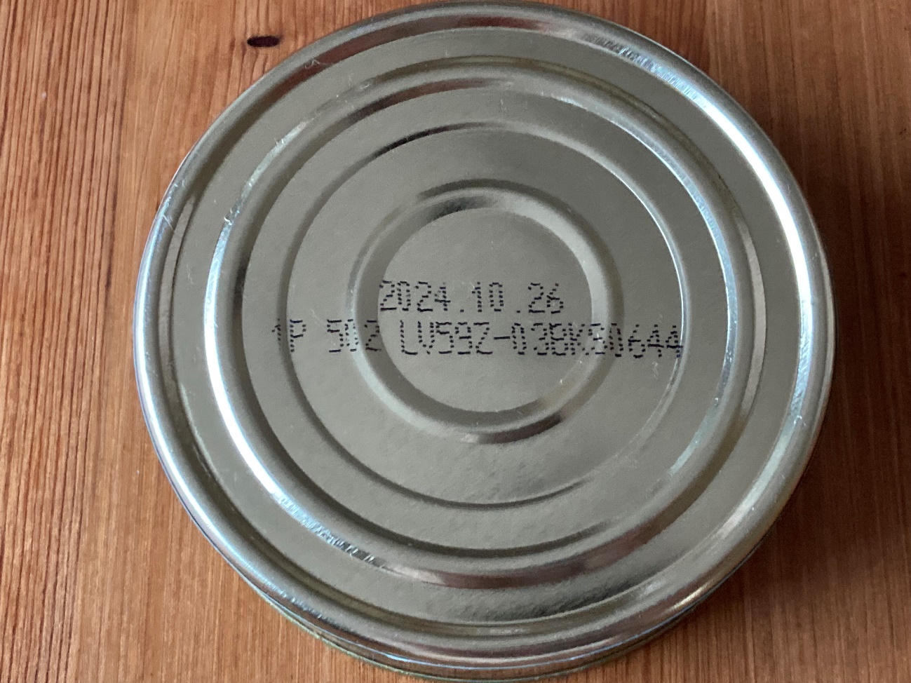 業務スーパーのスモークオイルサーディン缶底にある賞味期限の表記