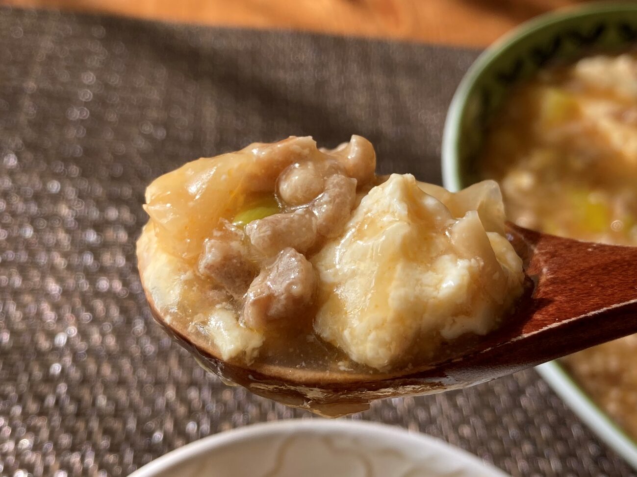 スプーンですくい上げた業務スーパーの「うますぎっ！！にんにくザーサイ」で作った麻婆豆腐のアップ