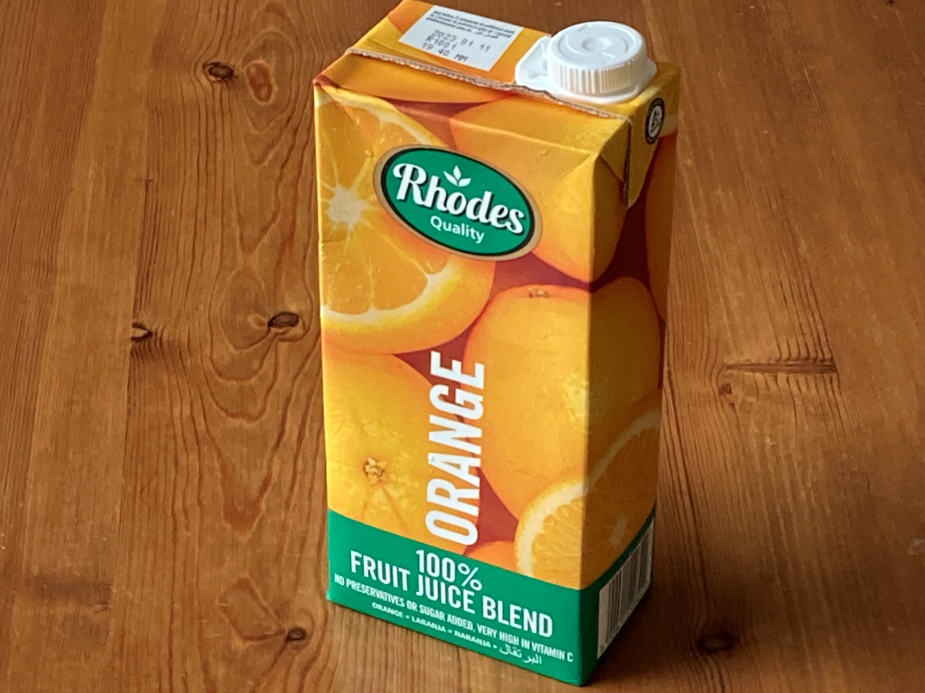 テーブルに立てて置いた業務スーパーのオレンジブレンドジュース
