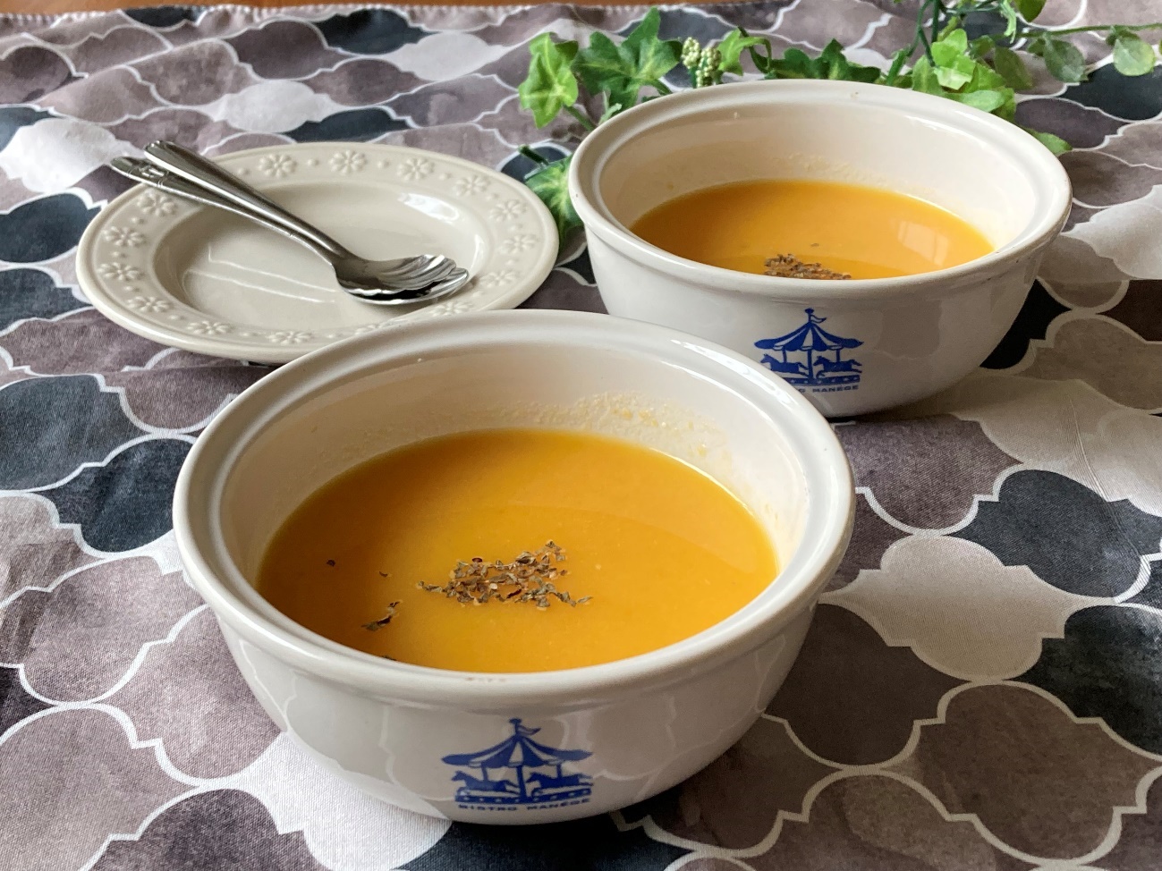 業務スーパーのオレンジブレンドジュースで作る人参とオレンジの冷製スープ