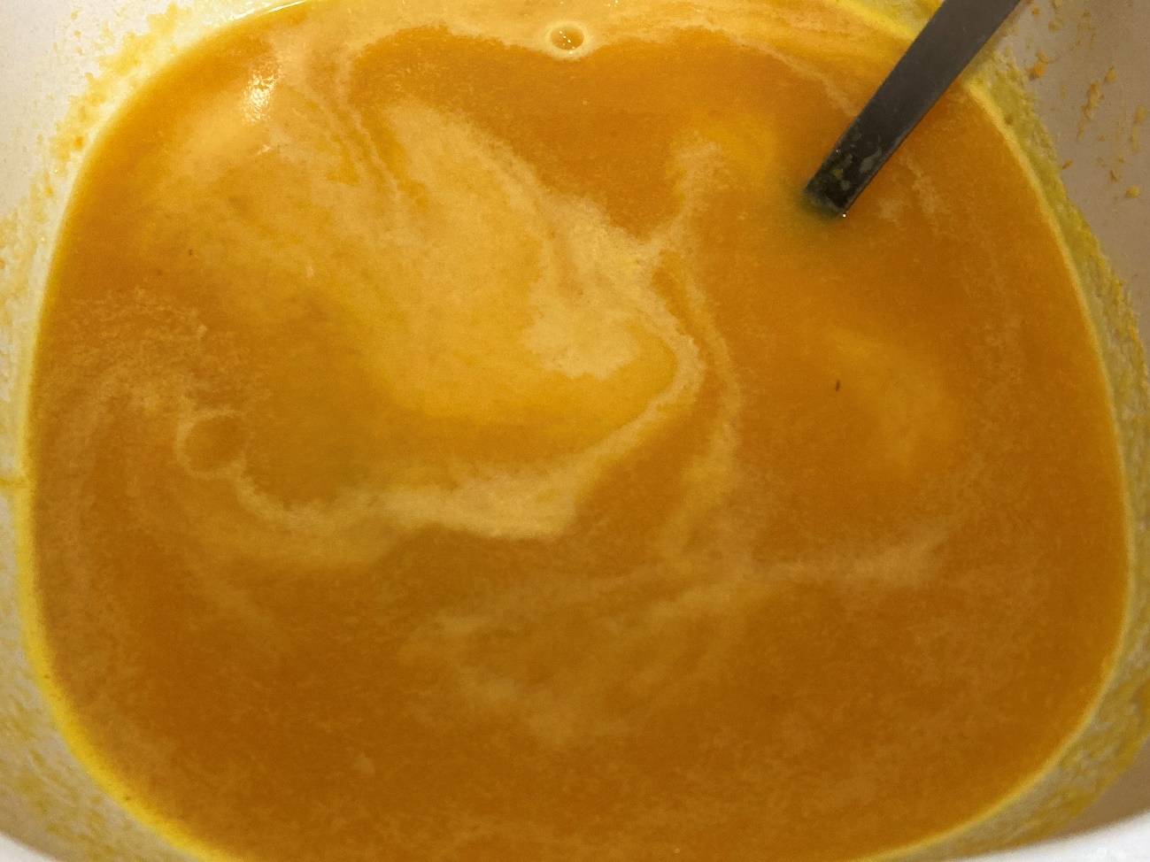 撹拌して出来たスープに牛乳と業務スーパーのオレンジブレンドジュースを加える